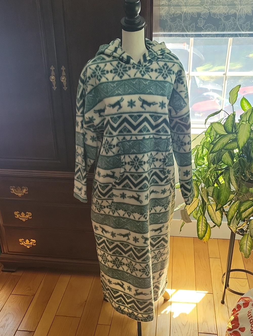 Cozy Hooded Fleece Robe in Green and White NWT